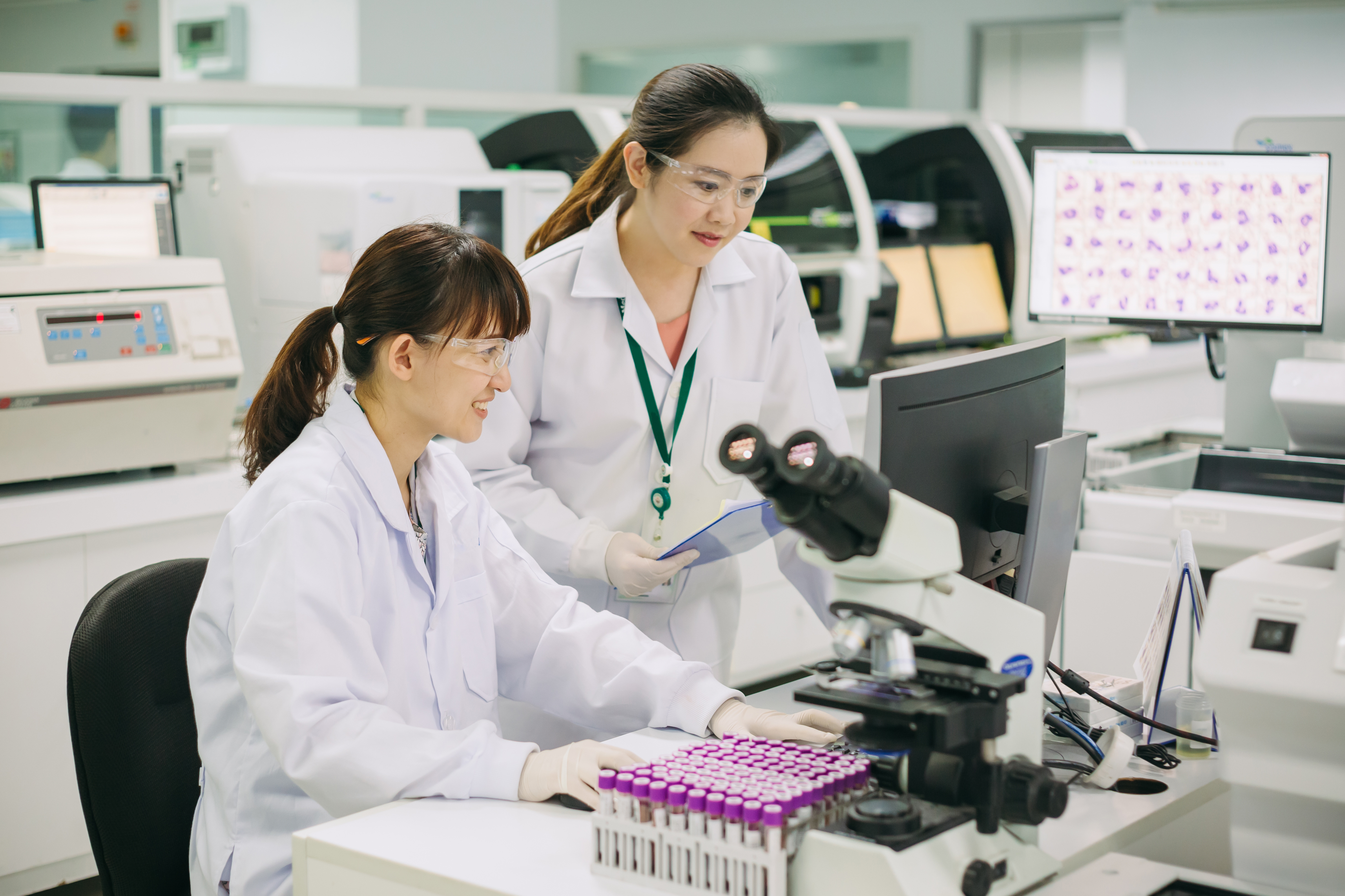 顕微鏡を使用して研究している研究者